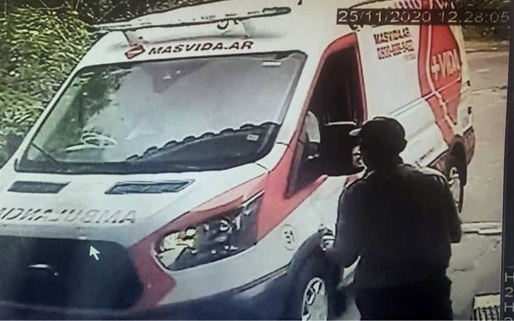 La enfermera de Maradona lo escuchó moverse a las 7:30: ¿cuánto tardó la ambulancia?