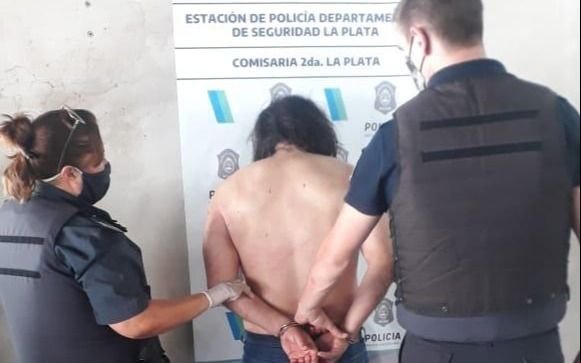 Atraparon a delincuente mexicano que robó plata de un auto estacionado en calles céntricas de la Ciudad