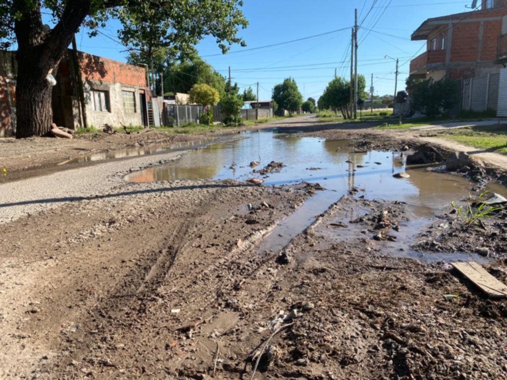 En un sector de Los Hornos las calles están detonadas y parecen un “paisaje lunar”