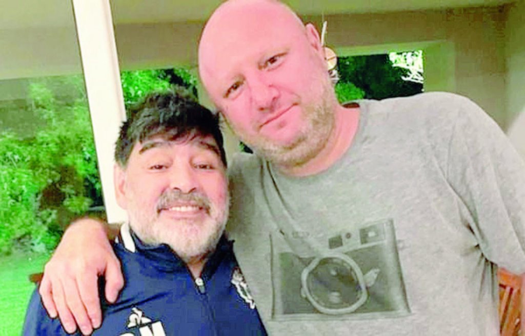Un amigo de Maradona denunció que el entorno lo emborrachaba a propósito