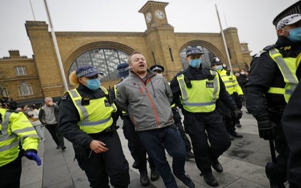 Más de 60 detenidos en Londres en protestas contra las restricciones por el coronavirus