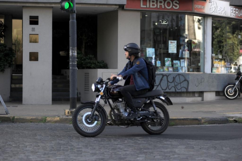 Avanza el proyecto que crearía una nueva oblea para los motociclistas de La Plata