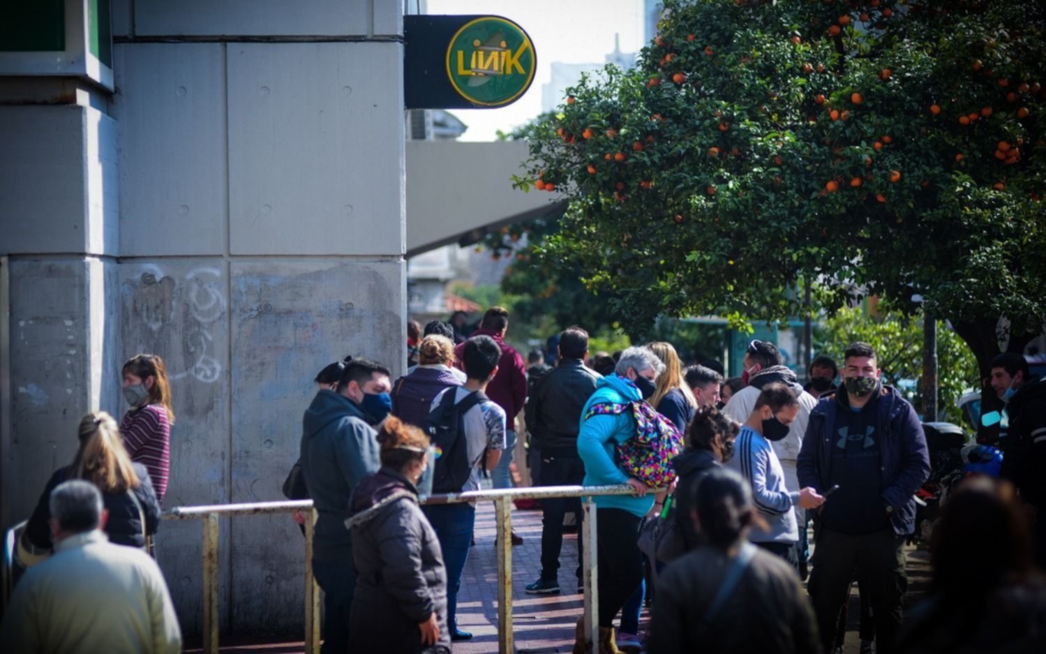 Cuáles son los municipios donde mañana cambia el horario de atención al público de los bancos