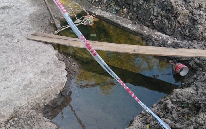 Vecinos indignados en El Dique por un bache que nunca se arregla