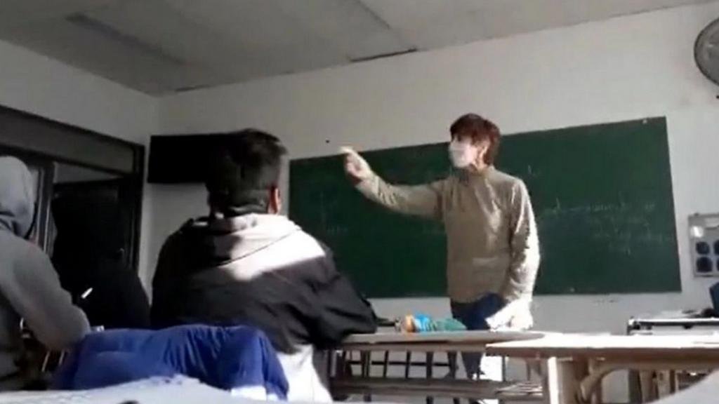 Se reabre la polémica por la docente “K”, que podría regresar a dar clases