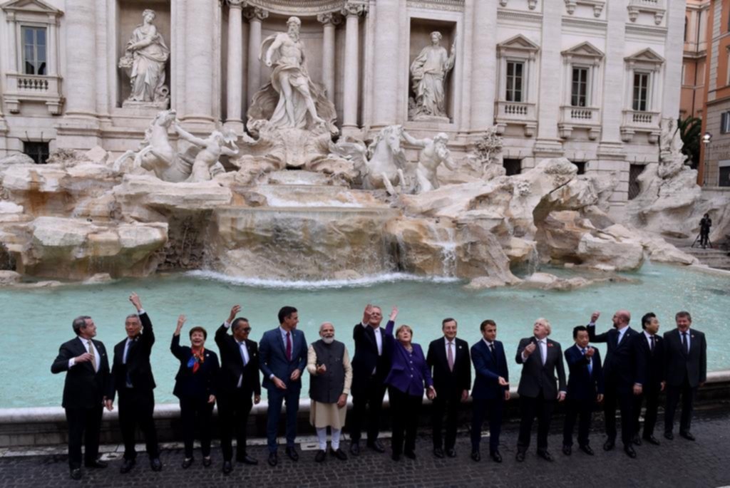 El Presidente no estuvo en la foto grupal tomada en la fuente Fontana Di Trevi