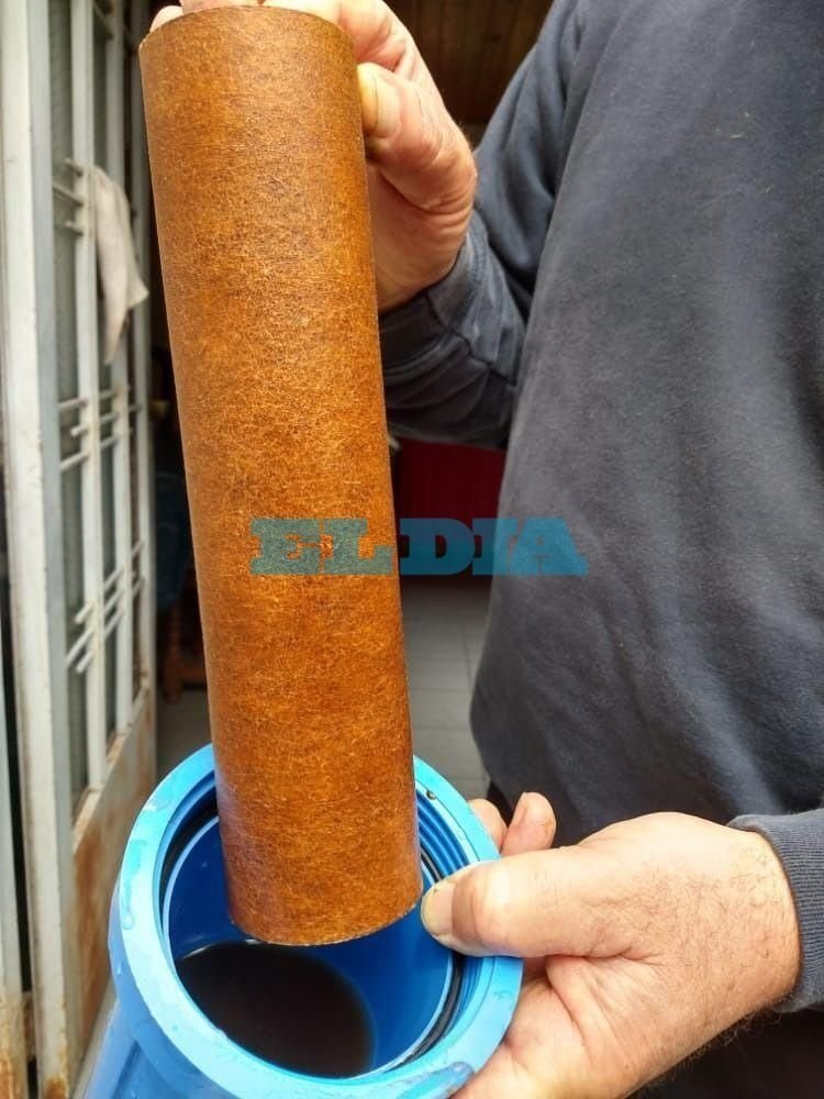 Así quedó un filtro blanco por el agua marrón: siguen las quejas de los usuarios