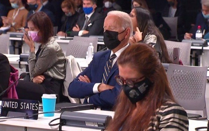 Joe Biden se quedó dormido en la Cumbre del Cambio Climático y la imagen se viralizó