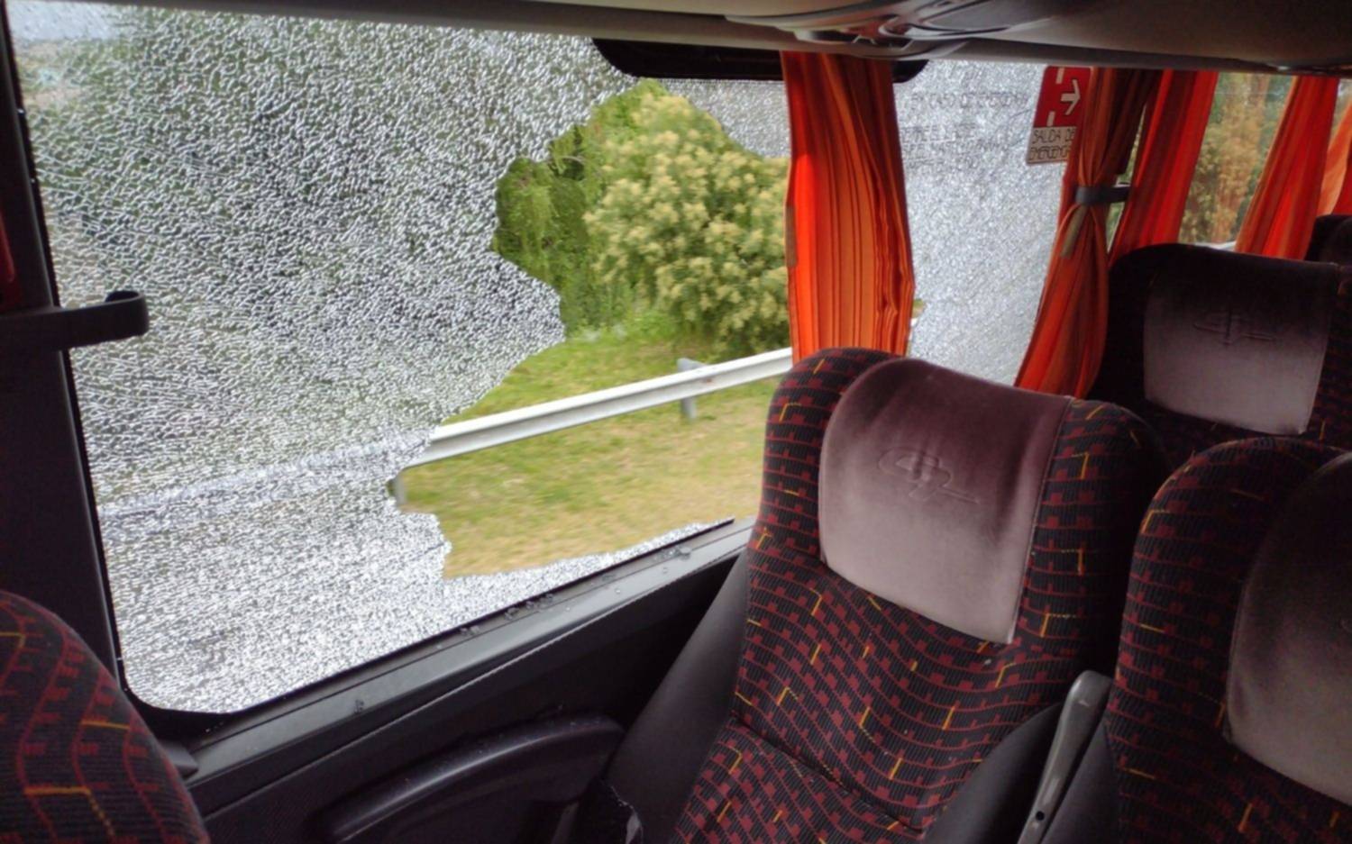 Violento ataque a piedrazos a un micro de larga distancia en la bajada de la Autopista