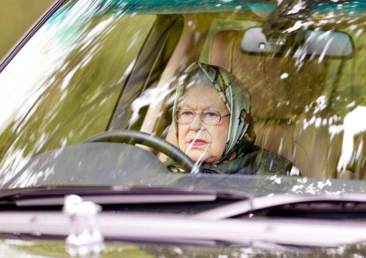 La reina Isabel II, al volante