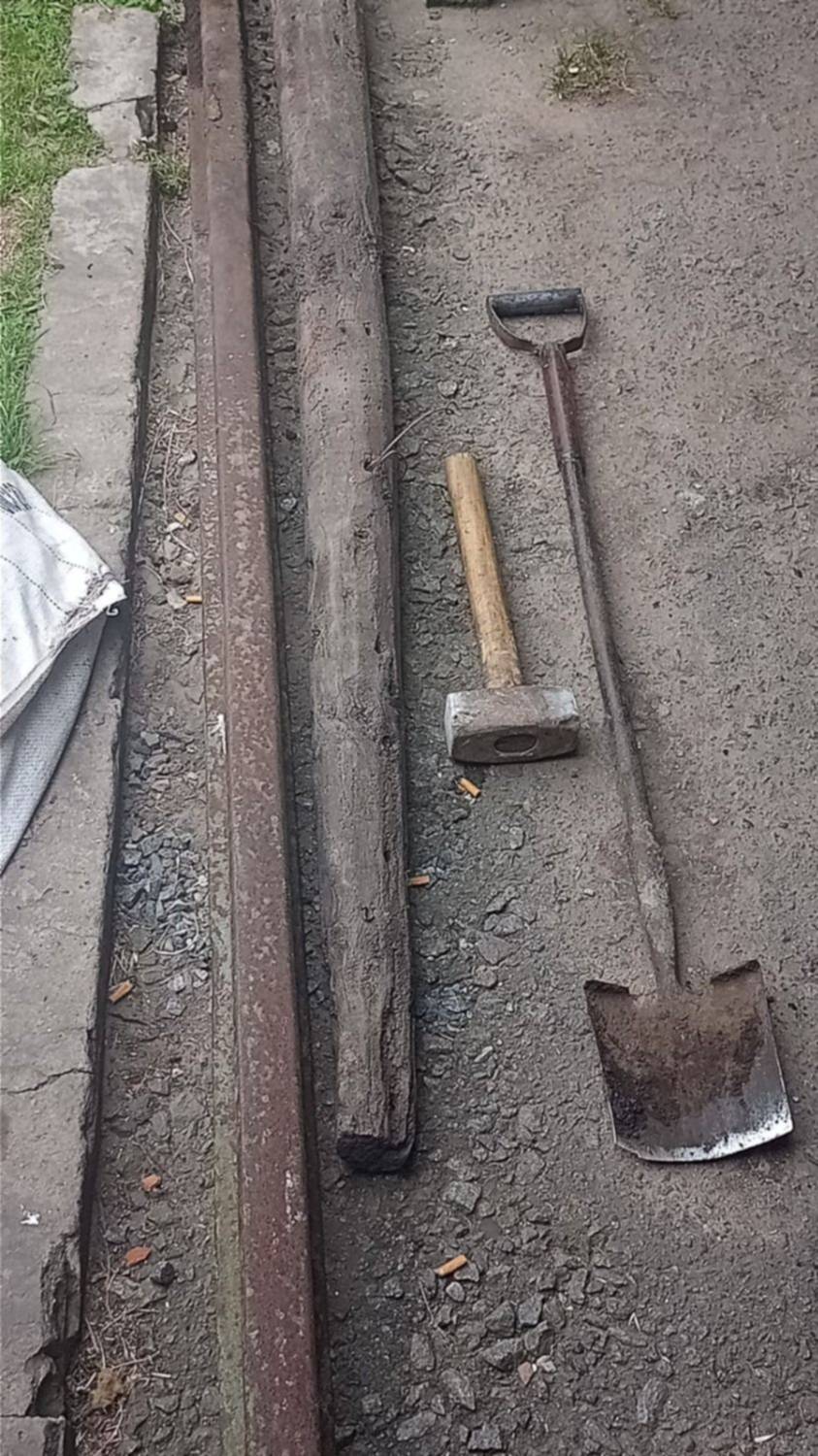 Dos detenidos por robar rieles del ramal ferroviario La Plata-Brandsen a la altura de Abasto