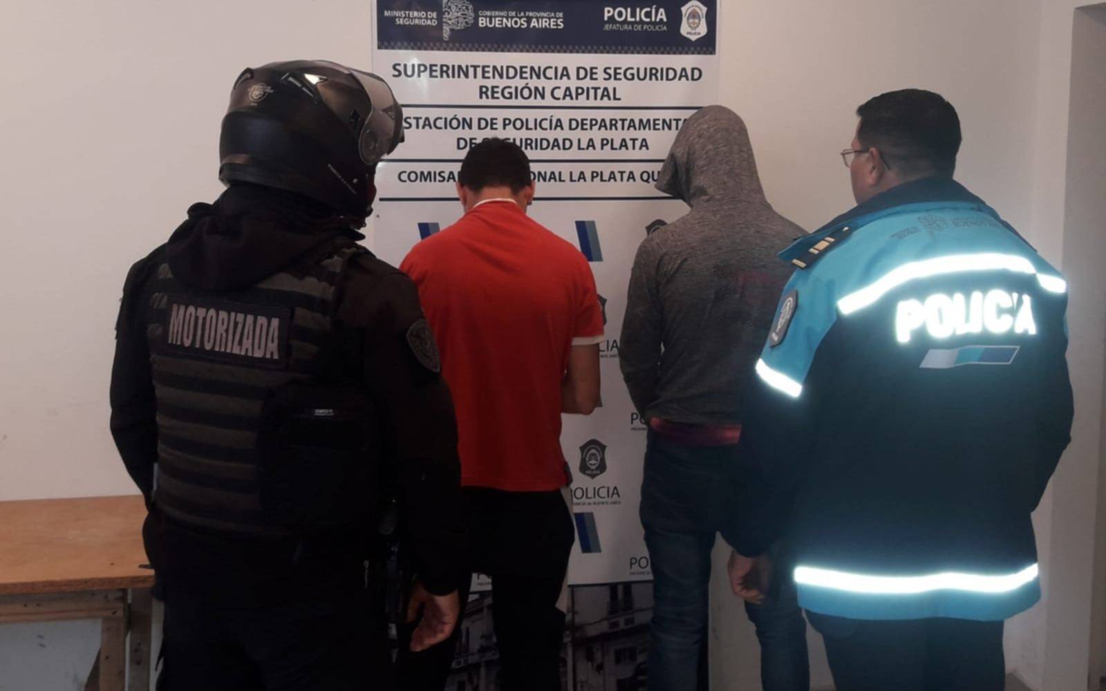 Se metieron a saquear una casa en venta de Meridiano V y los atraparon infraganti 