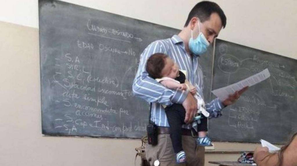 Una imagen que emocionó: el profesor niñero en plena clase