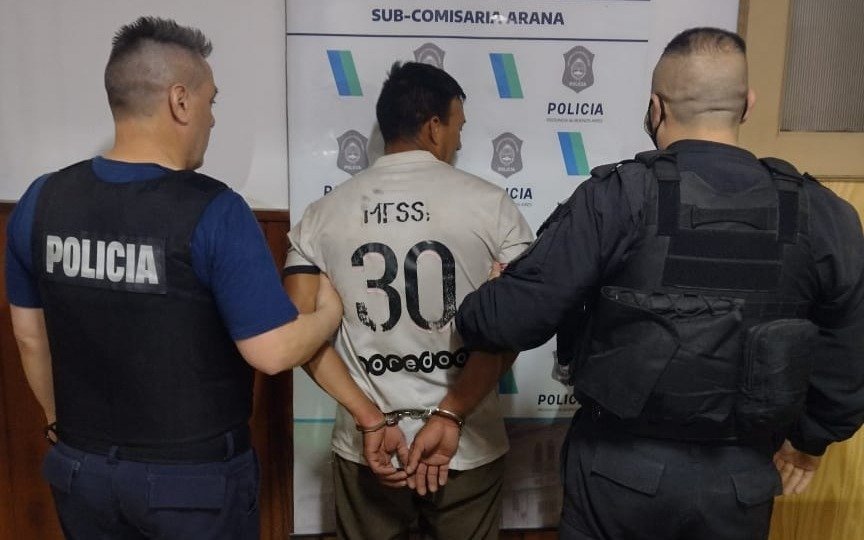Agredió a dos policías que lo detuvieron por circular en una camioneta sin papeles