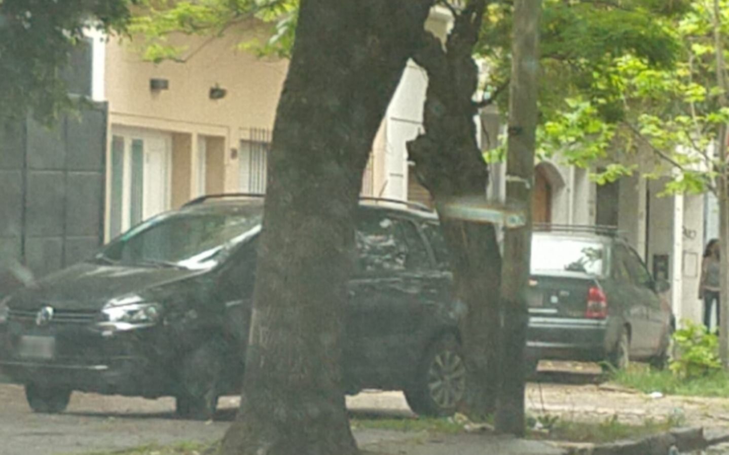 Estaciona donde quieras: vecinos denuncian autos en la vereda en 9 y 42