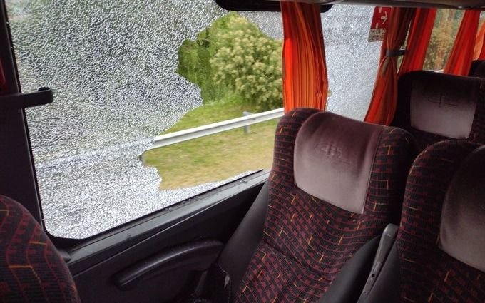 Otra vez una lluvia de piedras en la bajada de la Autopista La Plata - Bs. As.