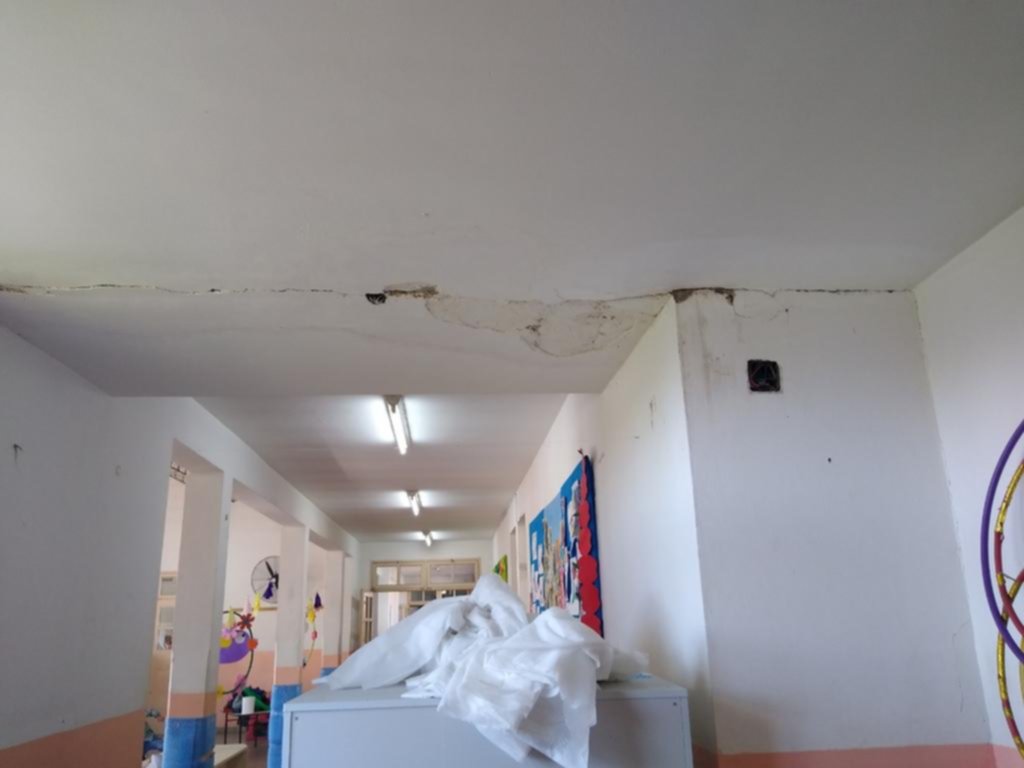 Por un techo roto, en un Jardín hay clases por grupos y en un pasillo
