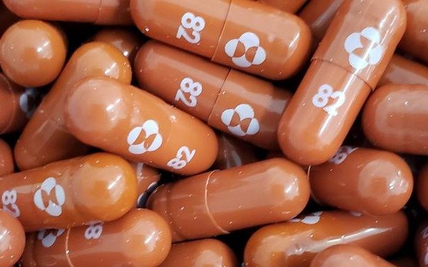 En el Reino Unido aprobaron el uso de  la primera pastilla antiviral contra el Covid