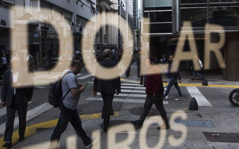 El dólar blue rompió la barrera de los $200 y marcó un nuevo récord