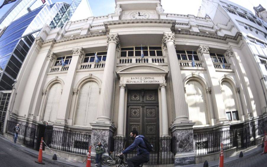 Tensión cambiaria y cepo: el Central prohíbe a los bancos aumentar este mes su tenencia de dólares