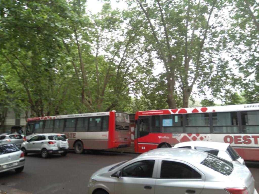 Quejas por un parador de micros en 57 entre 1 y 2