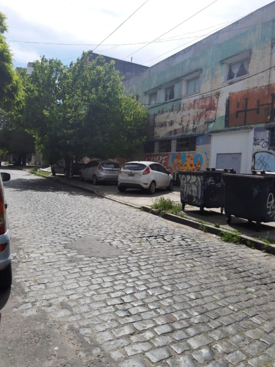 La vereda ocupada por autos estacionados, en 63, 7 y 8