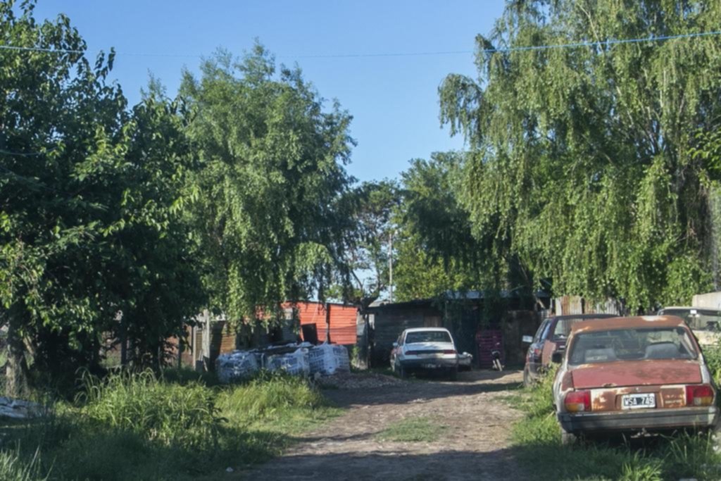 La mujer quemada por su pareja, sigue grave