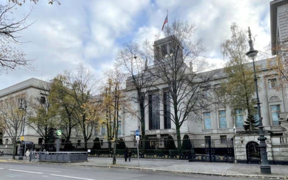 Un diplomático ruso apareció muerto fuera de la embajada en Berlín