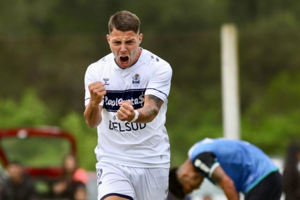 Goleada de la Reserva del Lobo con Pipo Gorosito como un hincha más