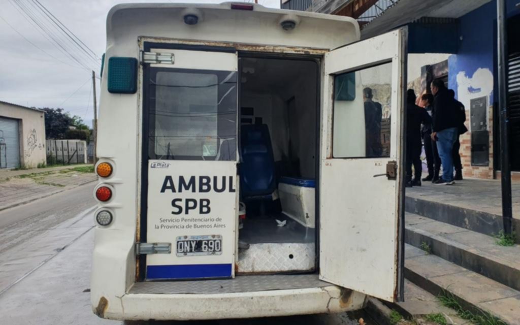 Rescatan a los tiros a un preso que viajaba en ambulancia a La Plata