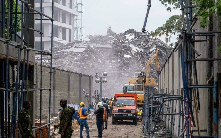  Tragedia en Nigeria por derrumbe de  edificio: asciende a 42 la cifra de muertos