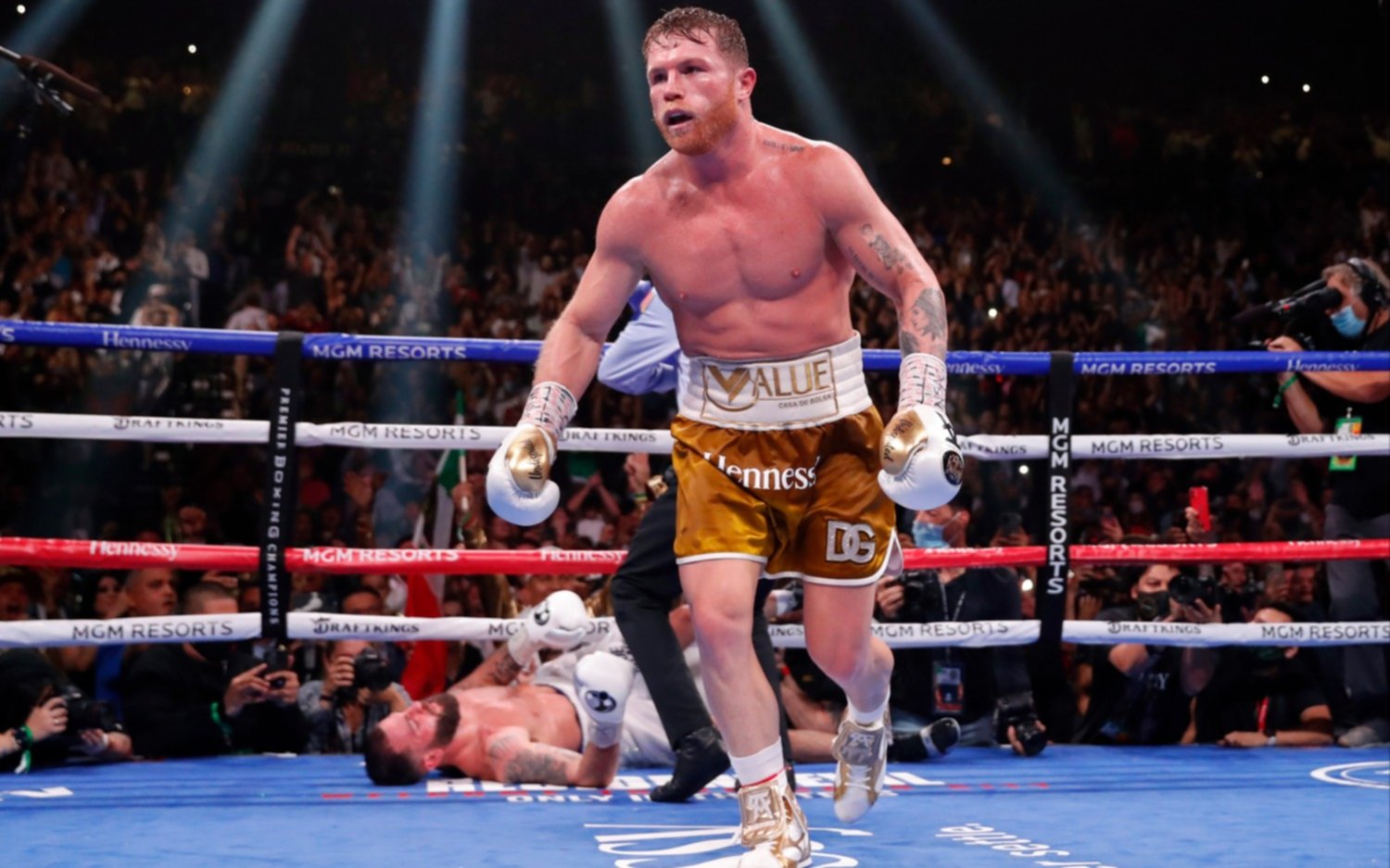 VIDEO. Canelo Álvarez noqueó a Caleb Plant y se proclamó "rey absoluto" de los supermedianos