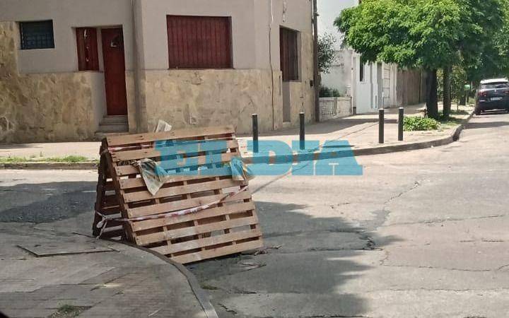 Taparon un bache con un palet en 45 y 17: "Es un cráter"
