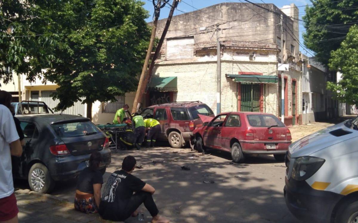 Tremendo choque en el Bosque: colisión de dos autos, un herido y riesgo de derrumbe