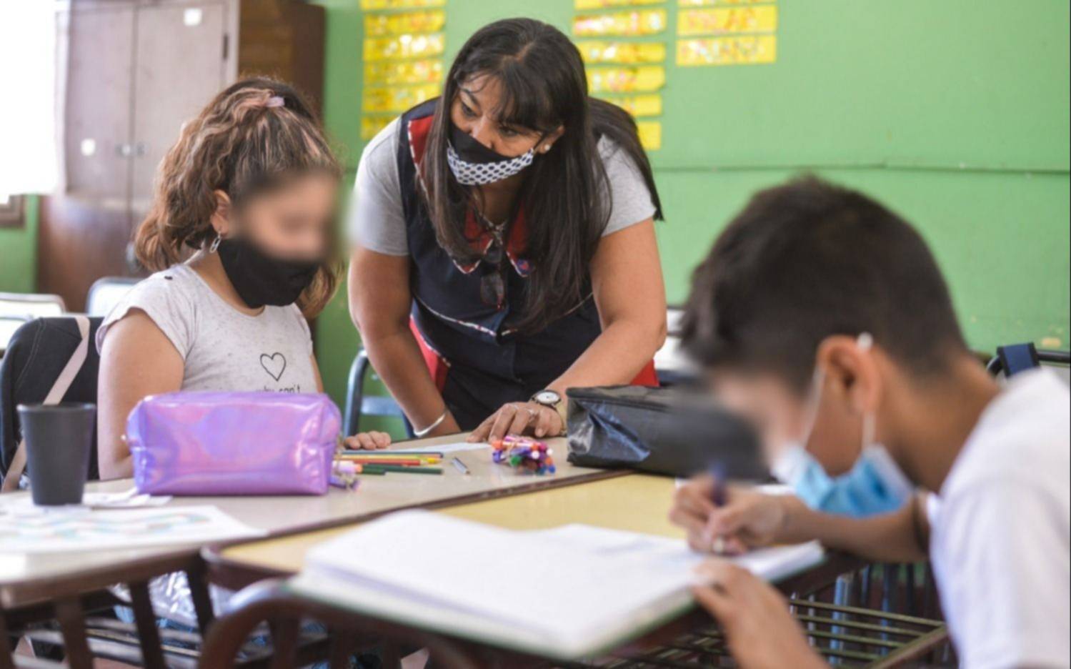 Desde hoy ya no es obligatorio el uso del barbijo en los espacios abiertos de las escuelas