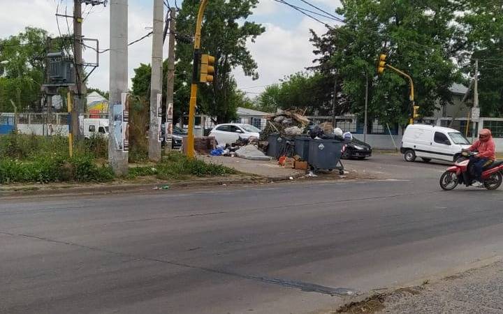 Reclamos por una esquina "tapada de basura" en San Carlos