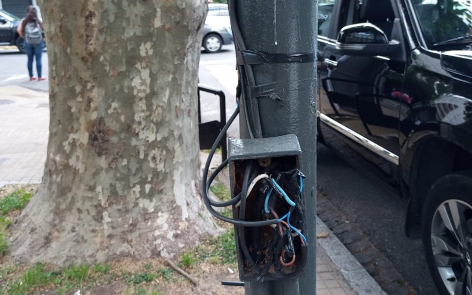 Alertan por cables sueltos en la cuadra de Tribunales