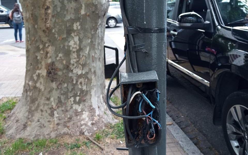 Cables sueltos en una columna de la avenida 13