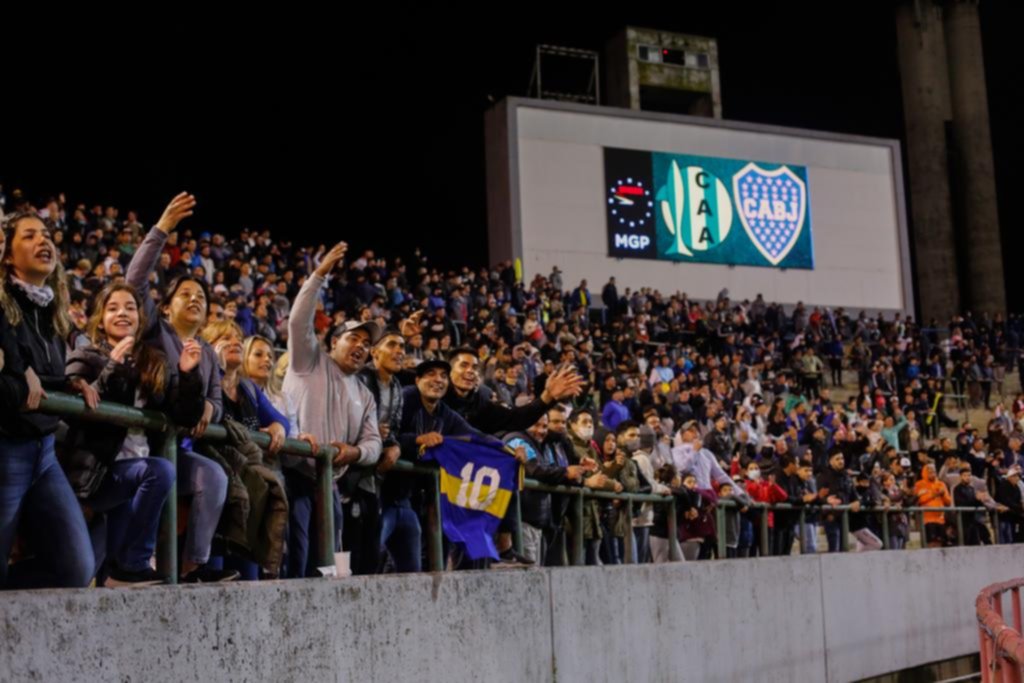 Una multitud acompañó a los Xeneizes en el José M. Minella