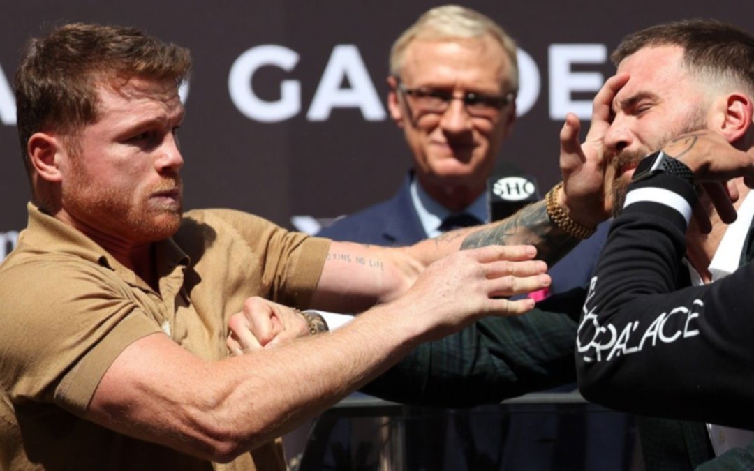 En medio de las piñas, la insólita "conversación" entre Canelo y Caleb Plant