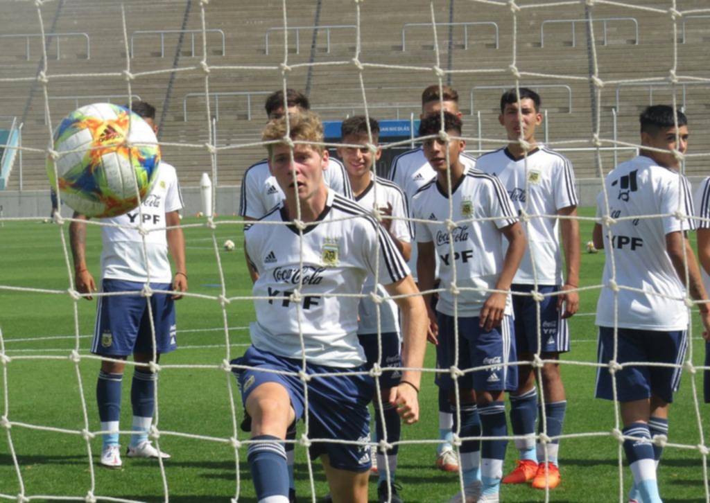 El sub-17 sale a la cancha con presencia albirroja