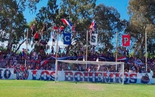 Al borde de la tragedia: se desplomó parte del alambrado en partido del ascenso