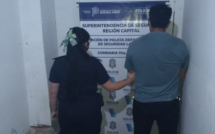 Detenido por violencia de género: golpeó y amenazó a su pareja en plena vía pública
