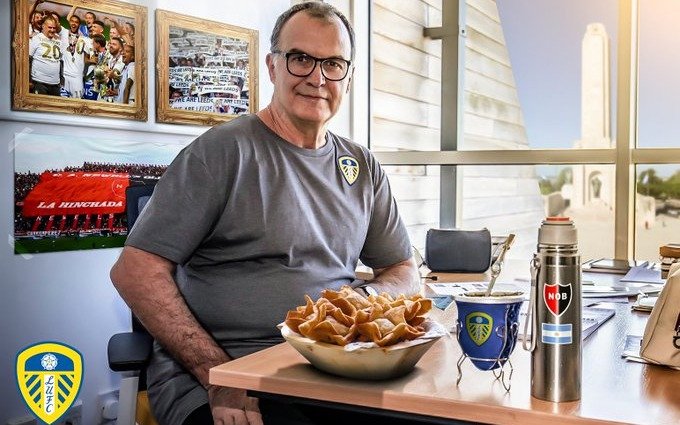 Bielsa celebró el Día de la Tradición con mate, pastelitos y un termo de Newell's