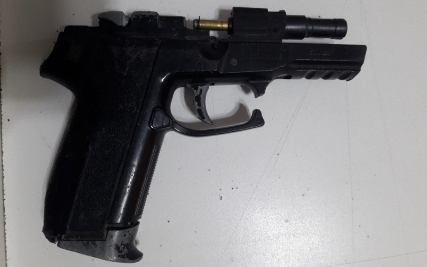 Revuelo en una escuela de Los Hornos por una nena que sacó un arma en el recreo