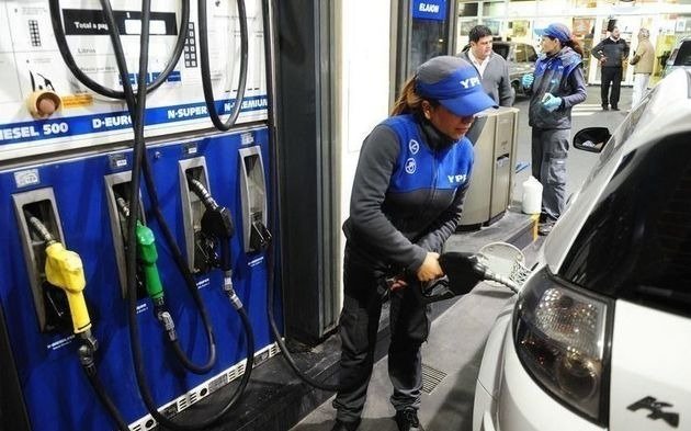 ¿Aumenta el precio de la nafta? El presidente de YPF dijo que "no hay nada definido"