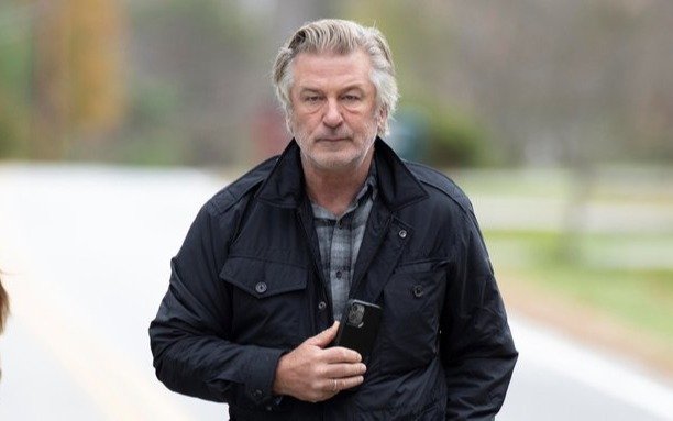Alec Baldwin fue demandado por primera vez tras matar por accidente a Halyna Hutchins