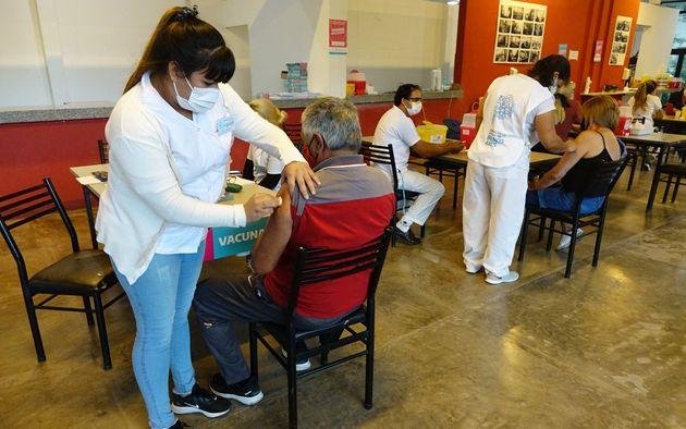 Con avance en la vacunación, se termina el termómetro y el rociado