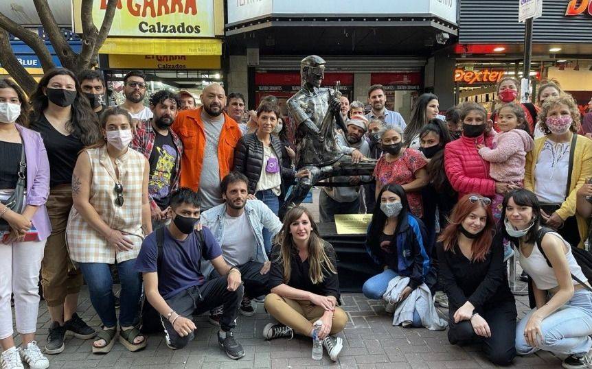 Colocaron una escultura del Fichy sobre la Peatonal Rivadavia