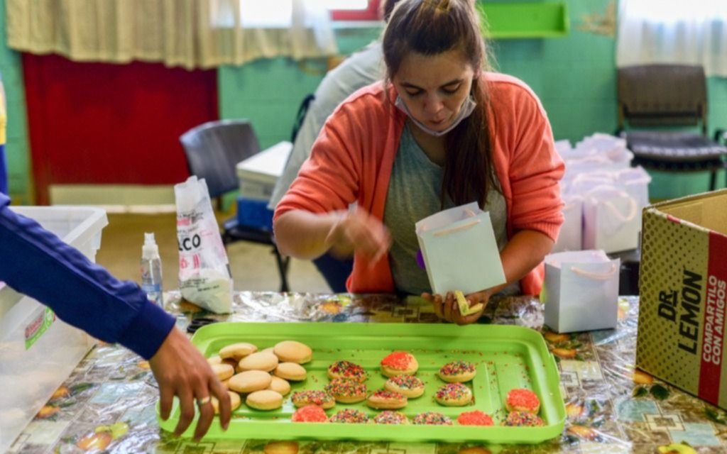 Internas de dos cárceles de La Plata hornearon y decoraron galletitas para niños necesitados